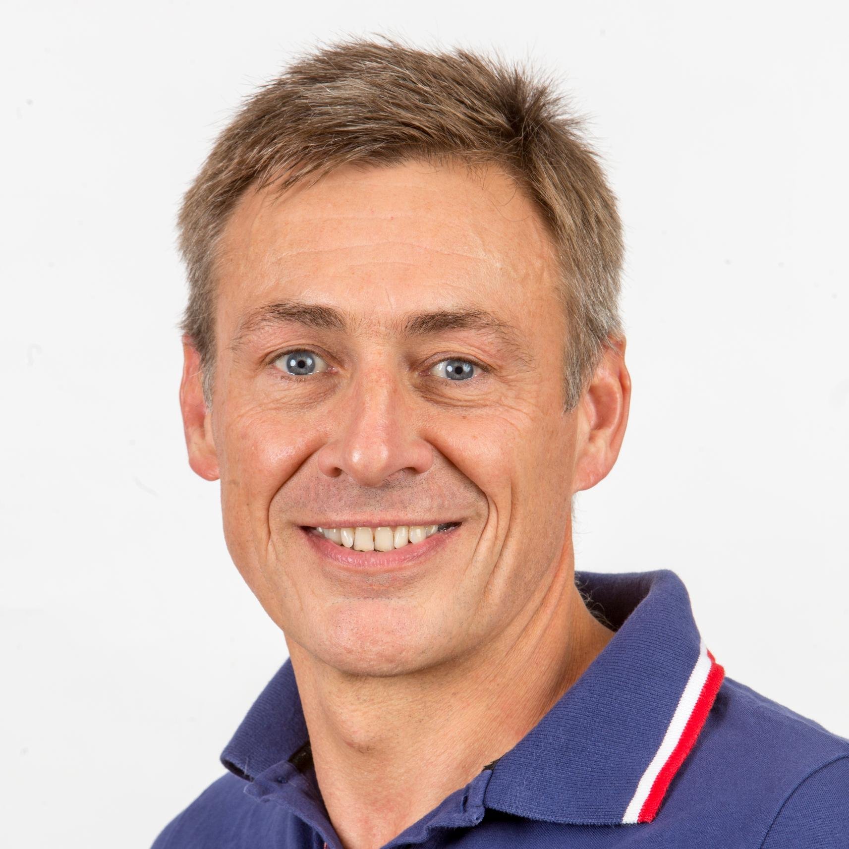 Father of 2 daughters & 1 granddaughter, 'Gooner' since 1886, European Age Group triathlon winner, Silver at World Age Group Aquathlon, now coaching executives