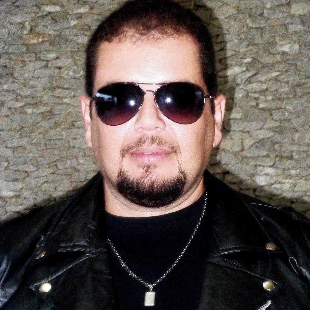 Brasileiro, cidadão, indignado, Direita, liberal-conservador, idealista com os pés no chão, pai de 2 filhos maravilhosos, baterista e apaixonado por pimentas.