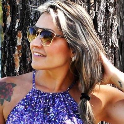 Sou formada em administração com pós em Marketing. Possuo curso de consultoria de imagem,  o que fez da minha paixão por moda meu trabalho. 
Acessem meu blog