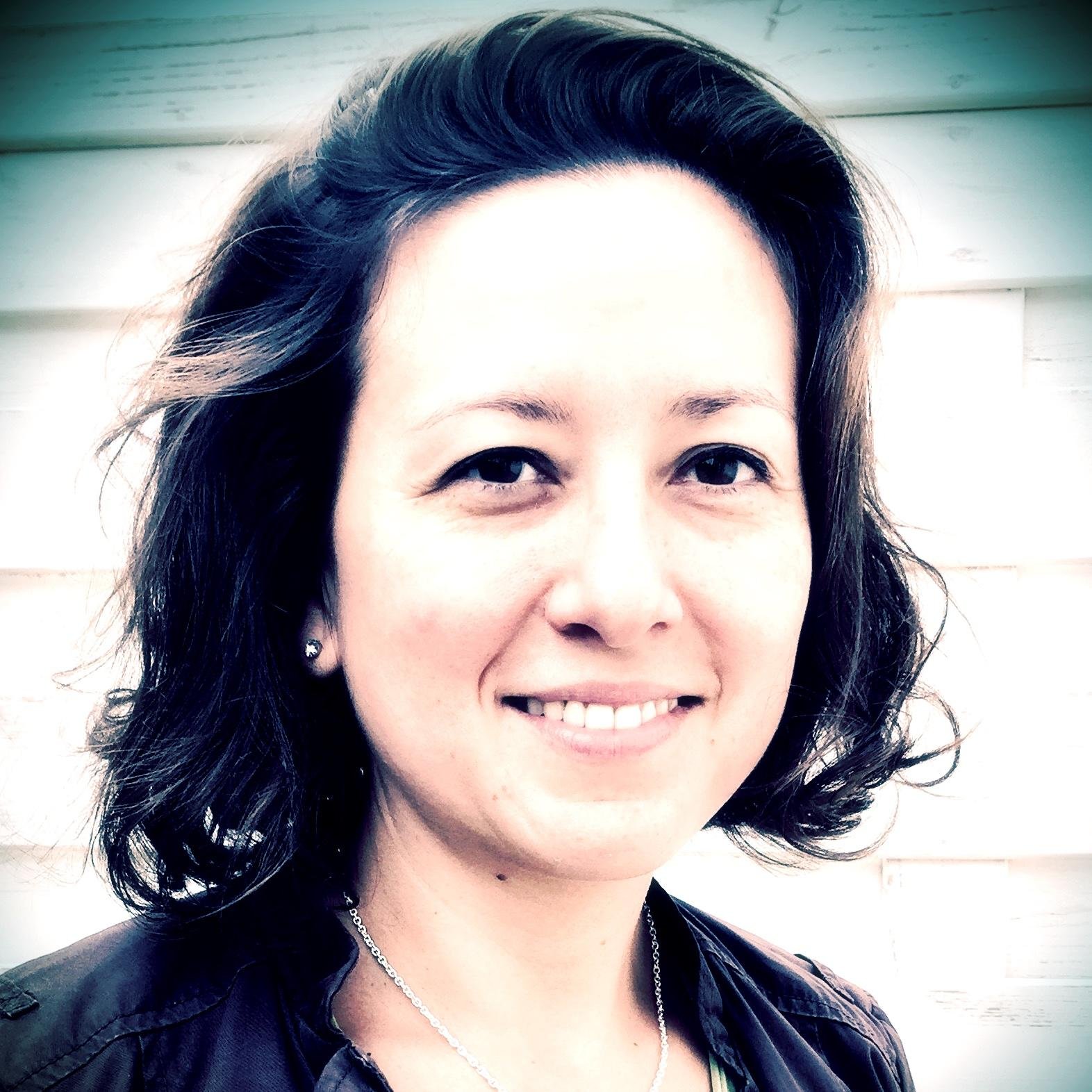 Lea Rosenbaum ist Bestseller-Autorin von Liebesromanen. Ihr neuestes Buch mit dem Titel Liebe sucht nicht erscheint am 28.02.2015
