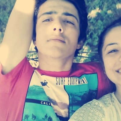 Tiyatrodaki sefil,garip adam.
Amatör şair.
Klarnet çalgıcısı.
Anestezi teknisyeni-podolog.