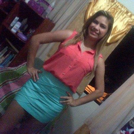 soy super sencilla, divertida, sociable me encanta viajar y tener nuevas amistades.. Me encanta el Fútbol y el Rock! ♫ ♥Amo el Baile.