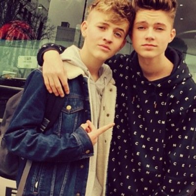 hey im a singer and im looking for a aother singer xx DM me if intested x