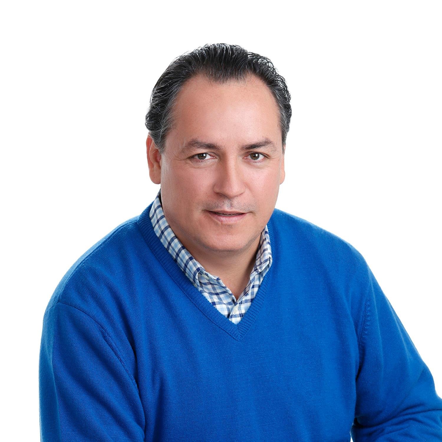 Psicólogo, asesor en proyectos de vida, que busca el bienestar de la persona en todo su ser; dando por ello un servicio DEL CORAZÔN A EL ALMA.