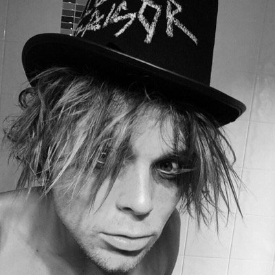 _rejectedmalik's profile picture. Will you please follow @l0serkidirwin !!!
she gave you a free follow❤️