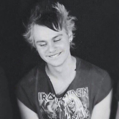 follow @MlSSlNGCLlFFORD idc