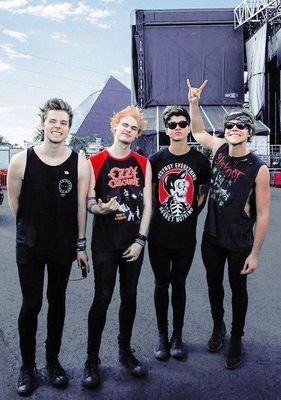 Support account @5SOS. Quedadas y proyectos en Valladolid :))
Irene & Isa