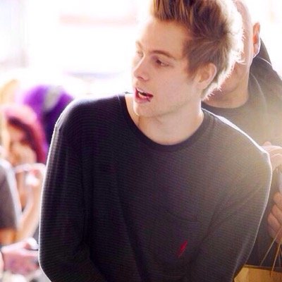 Can you please RT the tweet below & vote for me so I can finally meet 5sos? it would mean a lot!