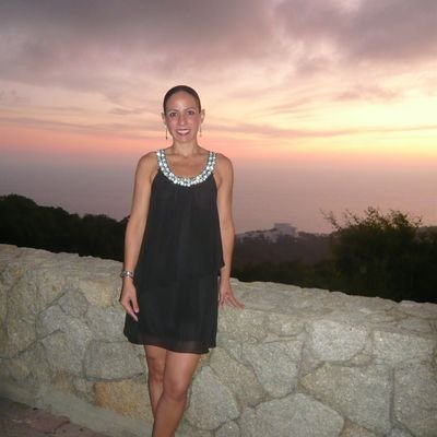 Acapulqueña y OCHENTERA de hueso colorado!Amo a mi familia,la playa,los animales,la música y los doritos nachos!Workaholic,Shopaholic,Workoutholic y Vodkaholic!