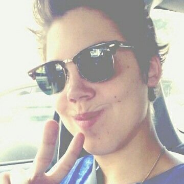 dont follow me, go follow @myd4llas please, ask for fback
