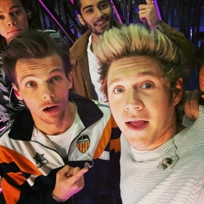 15. ||Directioner Boy ♥|| «La gente se rie de mi por ser diferente, pero yo me rio de ellos por ser todos iguales» [Follow me @Mubare_JS]™