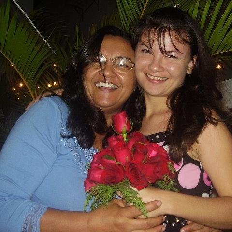 Eu sou uma pessoa carinhosa, gentil e trato as pessoas como gostaria de ser trata... e acima de tudo eu sou FELIZ por que tenho Deus no meu coração.