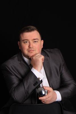 I've been singing from about 2004 I do karaoke weddings functions solo vocal nights I sing just about anything from 50's to chart I do a rat pack bublè tribute.