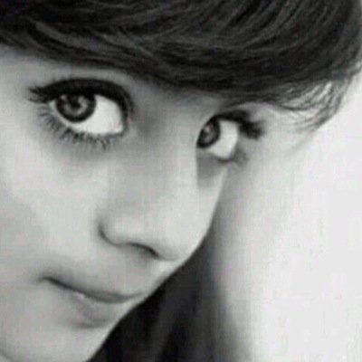 أنثى مّلآئكيہ ، آنيِقہ رغَمَا بَعثرتِي و بَعثرت إشّيائي♥~