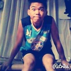 nag mamahal nang maayos nag aaral nang maayos :) madaling sabi mabait na bata :)
