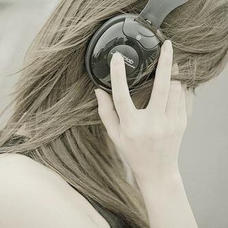 A música exprime a mais alta filosofia numa linguagem que a razão não compreende.