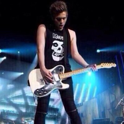 free follow! follow @goehringft5sos because she gave you this free follow :)))