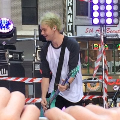 go follow @itscxroline bc she gave you this free follow :)