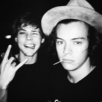 FOLLOW @96skinnylrh BECAUSE I GAVE YOU A FREE FOLLOW!!!! AND HEY YOURE BEAUTIFUL NEVER FORGET THAT, ILYSM!! ❤️