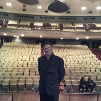 Venezolano hasta la muerte. Luchador social comprometido con el cambio por un mejor país. Actor, cantante, músico, locutor.