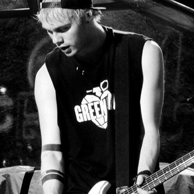 you should follow @quirkymikxy bc she gave you a free follow and she follows back for sure!! :D thank you xx
