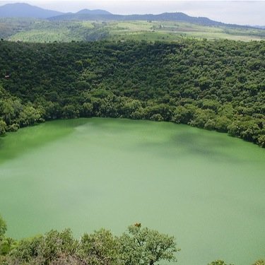 Alberca de Santa Teresa :Es un lago natural formado en el cráter de un volcan extinguido .Sus aguas son de color azul pero de acuerdo a la temporada del año