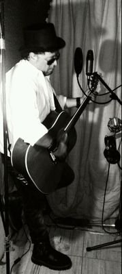 Soy musico,compositor, guitarrista ,cantante, Pilar,Buenos Aires.