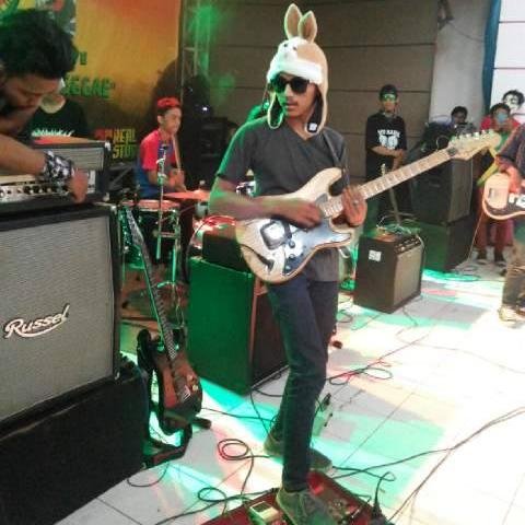 Guitars player of @TGBSofficial | Member in @JamlenkRoadKing | Instagram,Line,WeChat, : ryanadhityawaan | ♥ @windadwiapsari