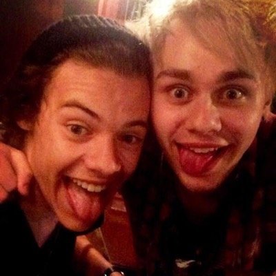 Can you pls help us reach our goal of 5k @pinacoladapayne It would mean alot if you followed and we fb some. If you're reading this i ship u with ur fave bYE