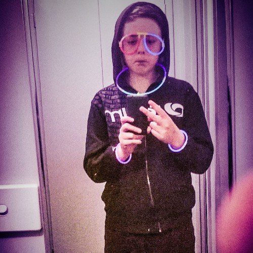 Hey..Ill follow everyone that follows me..if i miss u ill get you.....Am i cute?? :)