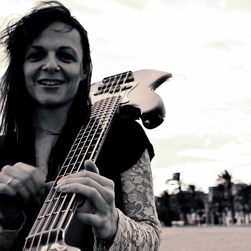 Sounds of Dea is an eclectic indie singer/songwriter and bassist from Vienna, Austria.