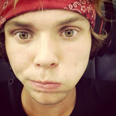 hi i gave you a free follow so follow @BONERIFICLFFORD. don't give up, your sunshine will follow you x