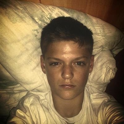 twitter, whatsapp und insta ♥ mehr braucht man doch nicht                                                                  ps auf insta : patrick_1410