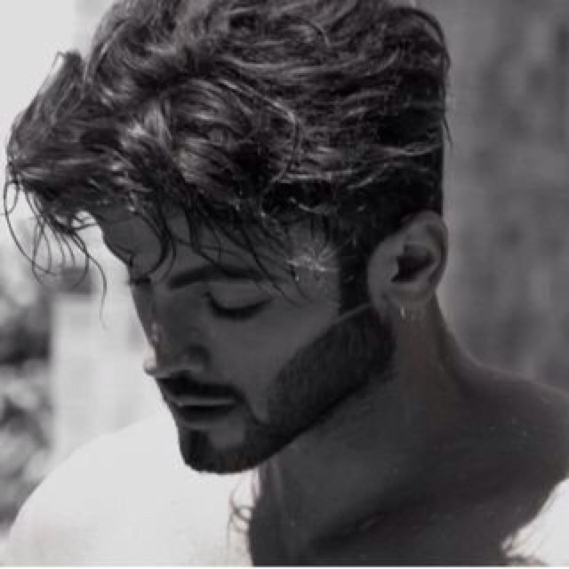 الصَمتٌ فَخآمَه لآ يَعرفُهآ سِوىَ عُشآق آلهُدوءَ ..!