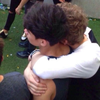 could you please rt this? I'm trying to get a follow from my sunshine before christmas! and it would mean so much to me ♡