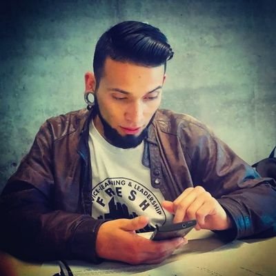 Comunicador, fundador, director, productor, camarógrafo, asistente, técnico, pañolero y copiloto en productora Radical Films!