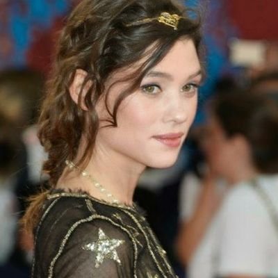 22. Esposa, madre, profesora de piano, pastelera y traidora a la sangre. #FirstWizardingWarRPG