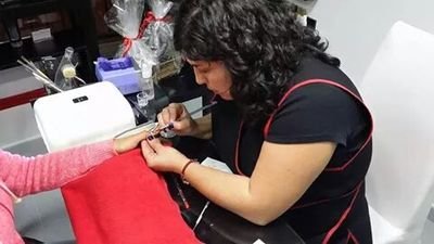 Soy Lourdes, empecé como masajista,   sin dejar de formarme en tratamientos estéticos, desde colocación de uñas, presoterapia, cavitación... e incluso tatuajes.