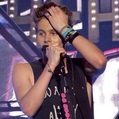 FREE FOLLOW FROM @lucasfthxrry AND SHE WILL DM YOU TO LUKE!!!!! or ask for more free follows