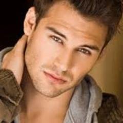 Aquí está el nuevo, joven y seductor profesor de geografía, hará que se te nublen los sentidos.
