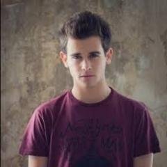 @charly_weinberg *Desde un Titanium personalizado* 
*Loco, tu eres lo que quiero* 
#ExtrañaMaldicion #Saber 
Charly me siguió un 27'10'2014∞