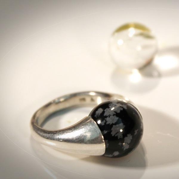 Gioielli in argento, oro e minerali naturali.  Collezione ispirata all’universo, ai pianeti e all’energia sprigionata dalle pietre naturali.