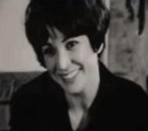 ‏و این جهان پر از صدای حرکت پاهای  مردمی است که همچنان که تو را می بوسند در ذهن خود طناب دار تو را می بافند
