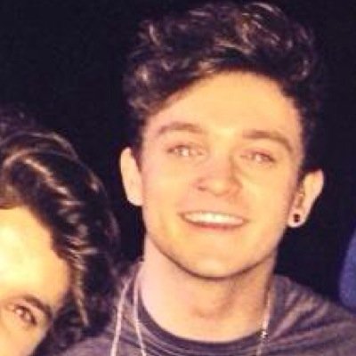 its @sweatertrisss here to remind you that ur gorgeous and that you will definitely get ur sunshines follow soon!