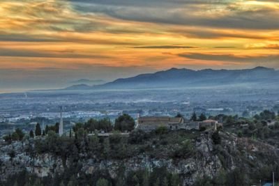 Twitter oficial de l'estació meteorològica de l'ermita de Santa Anna de Castellvell del Camp mantinguda per @BaixCampmeteo. Dades a http://t.co/zz0lyLDzJB