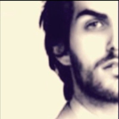 هنا اتجرد من اسمي هنا اداعب مخيلتي هنا اعبث بـ قلمي