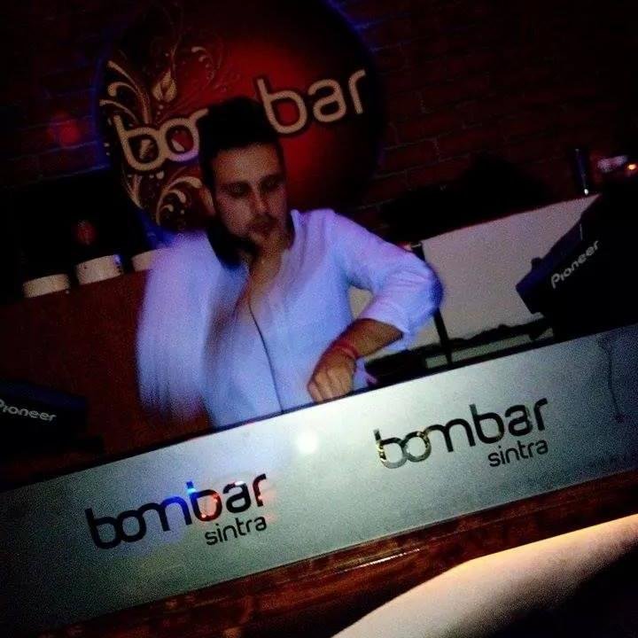 DJ e Produtor de House Music, Ricardo Maravilha começa a sua carreira em 2013, lançando os seus primeiros temas originais e remisturas em 2014.