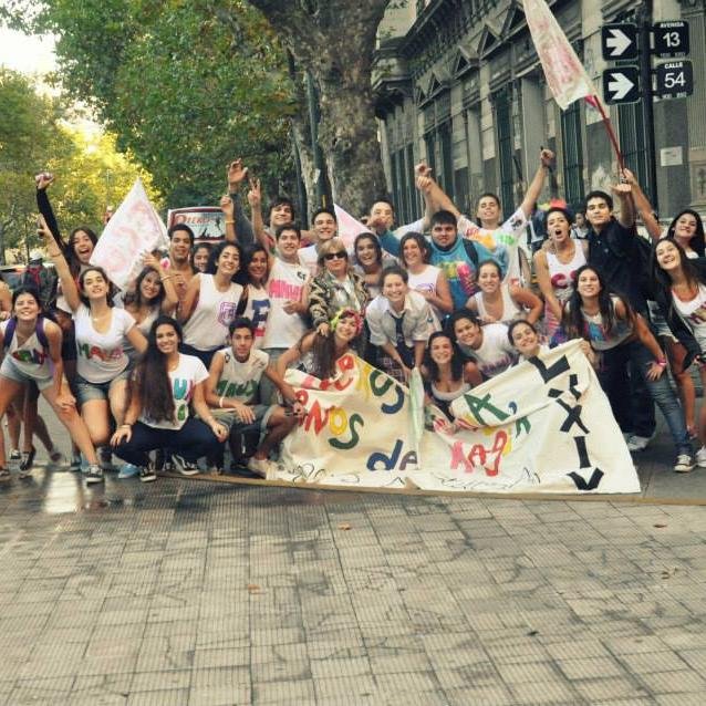 LLEGÓ LA SIETE CUATRO CON EL VINO Y LA JODA