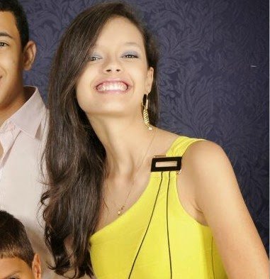 Brasil, 16. Geminiana. Bailarina. São Paulina. Estudante de biocombustível :) Apaixonada por música. Louca por livros. *-*