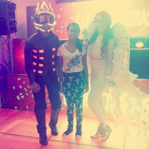 Chica que ama los vídeo juegos , el skate y la musica Y su amor platónico se llamas Filomeno♥ :)